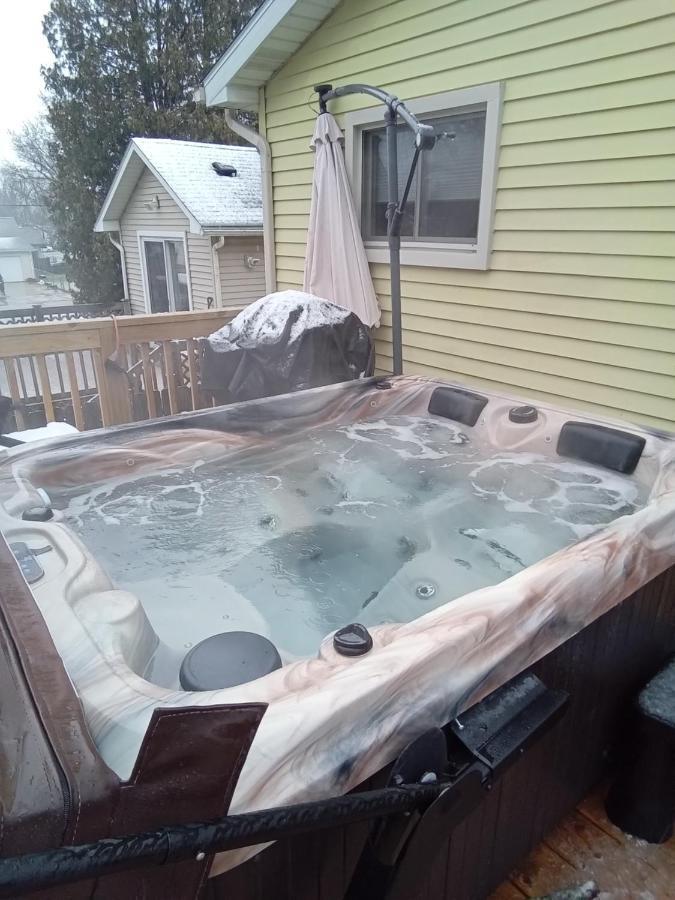 דירות לנסינג Outdoor Hot Tub And Cozy King Bed מראה חיצוני תמונה